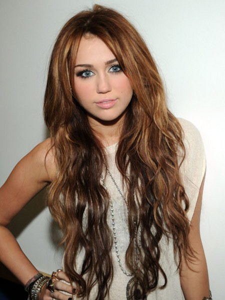 cheveux longs bouclés, coupe de cheveux miley cirus, coiffure miley cirus,